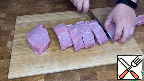 Peel the carbonade from the fat and cut into pieces about 2 cm thick.