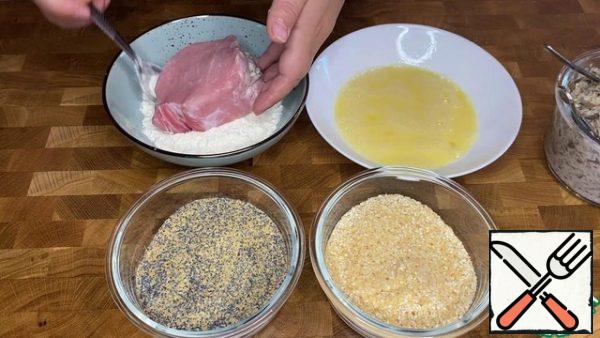 Prepare the breading. Mix the poppy seeds with breadcrumbs in a one-to-one ratio. Do the same with sesame breading. Beat the eggs.