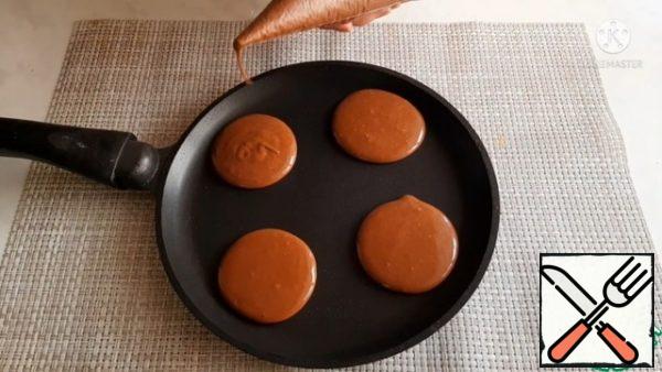 We put our cookies on a preheated frying pan, 4-5 cm in diameter. Fry on both sides until ready.