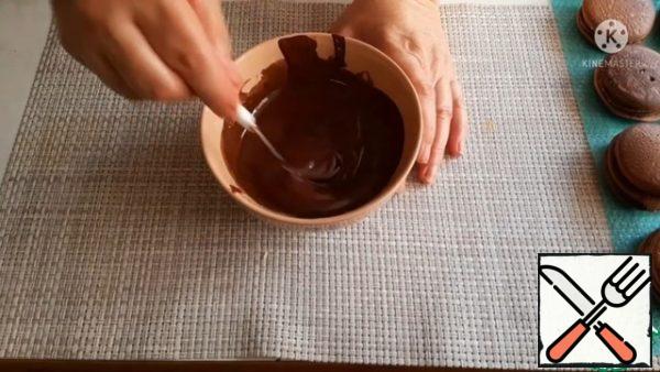 For the glaze, melt the dark chocolate. Add vegetable oil to it and mix well.