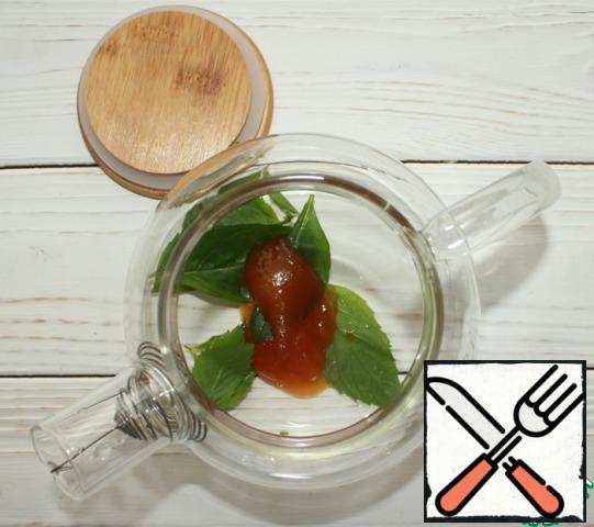 Put clean mint leaves in the kettle, add honey.