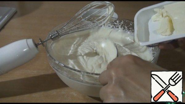 When we beat the cream with condensed milk, add the cream cheese and mix it again with a mixer.