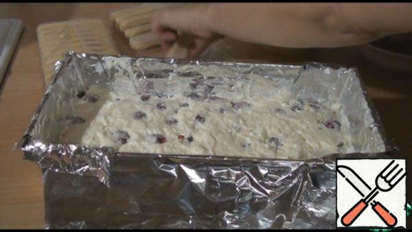 Cover the berries with the remaining cream, smooth them out.
