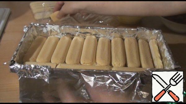 We cover the cake with foil, film on top and send it to the refrigerator. I did it in the evening for the night, but if you need it urgently, you can put it in the freezer for 1-2 hours.