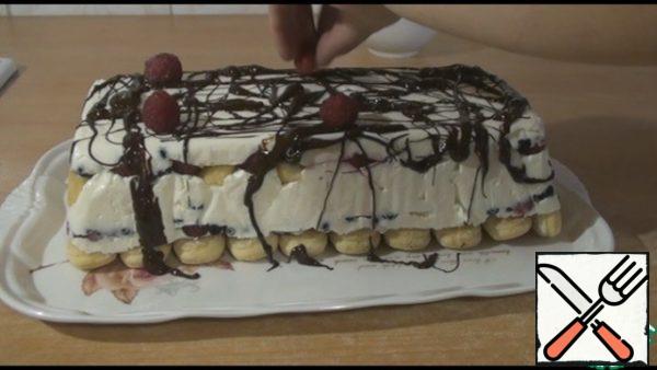 The next morning, carefully turn the cake over, remove the foil and decorate to your liking. I poured melted chocolate over it and decorated it with the remaining berries.