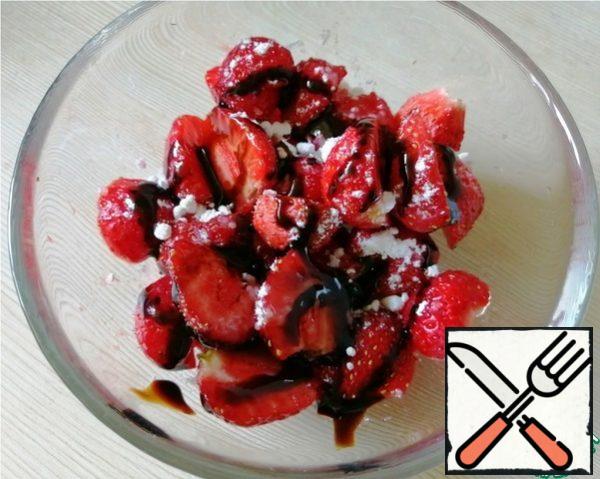 Cut some strawberries, sprinkle with powdered sugar, pour balsamic sauce (not vinegar! These are very different things, the sauce is thicker and sweeter and is ideal for desserts).