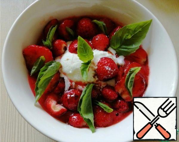 In the strawberry coolie (well, or just whipped strawberries), add a ball of ice cream, pickled berries earlier and sprinkle with basil leaves. If you are afraid to experiment with basil (although this is a classic combination in cooking, but it gives a light bitter-spicy note), you can replace it with mint leaves or do it without herbs at all. In any case, it will be very tasty!
That's it! Our strawberry refreshing soup is ready! Bon Appetit!