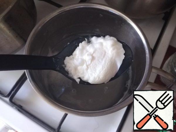 For smorrebrod, we need to cook a poached egg. Bring the water to a boil. Add vinegar and salt to it. Make a funnel by stirring the water with a spoon. Carefully release the egg into the funnel, breaking it right next to the funnel. It can be simpler: break the egg into some small dishes, without breaking the yolk, and send it from the dishes to the funnel, stirred clockwise with water. Cook the egg for about a minute at a minimum boil. The water should not boil. Remove the egg with a slotted spoon, place the slotted spoon over the pan and let the water drain completely. For sandwiches, I then spread the egg on a paper towel and blot it.