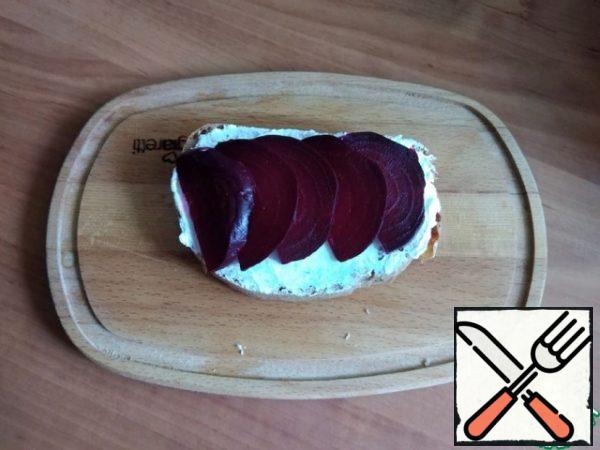 Spread the boiled beetroot, cut into thin slices.