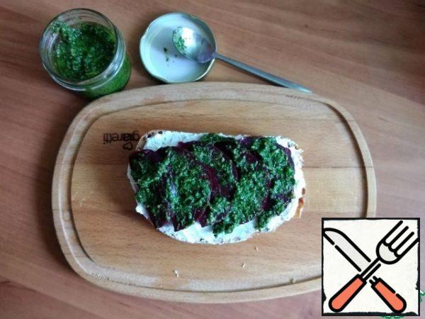 Next, we spread the sauce on the beetroot carefully, not in a thick layer.
