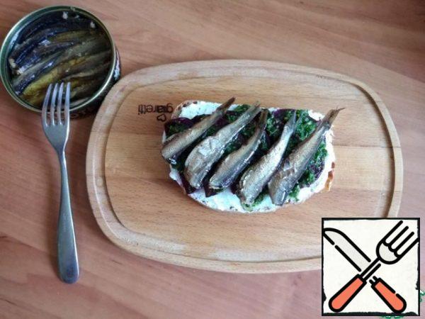 On the sauce - sprats, how much will fit. I specially bought a small jar of sprats so that they were not very large. You can replace the sprats with sardines.