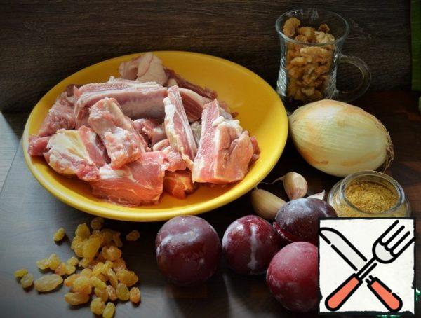 Prepare the products. Wash the lamb, dry it, cut it into small pieces. In a saucepan, heat the corn oil, fry the lamb, 7-10 minutes, the heat is above average.