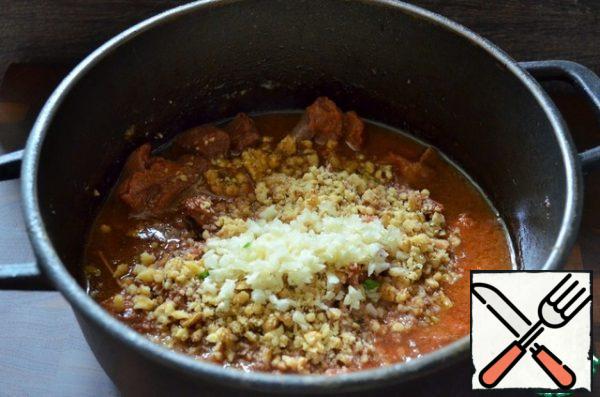 Add the nuts and garlic, honey and simmer until the meat is ready, 10-20 minutes. Add salt/sugar to taste.