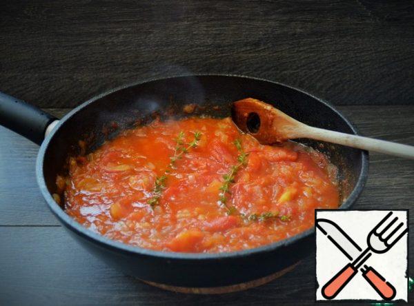 Pour boiling water over the tomatoes and peel the skin. Peel the onion, cut into small cubes. Fry the onion for 1 tablespoon of olive oil, 3-5 minutes, medium heat. Add the tomatoes.