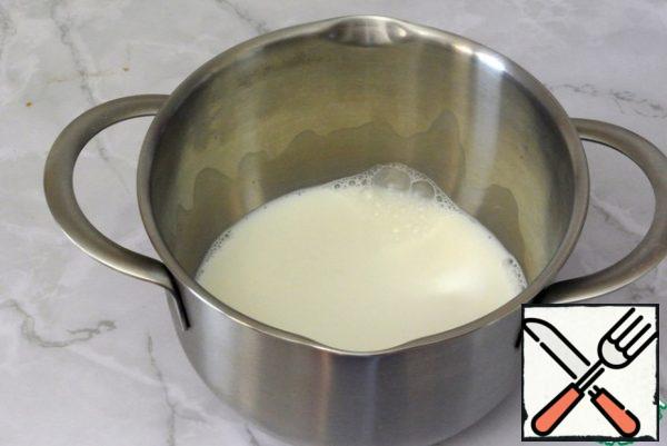 First you need to prepare the vanilla filling of Patisier.
Pour the milk into a saucepan. Add 20 grams of sugar. Add vanilla sugar. Bring to a boil.