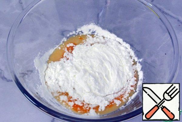 In another bowl, pour the egg (melange), yolk. Add 20 grams of sugar and starch.