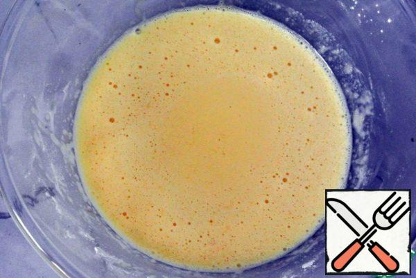 In a bowl with eggs and starch, pour 1/3 of the boiled milk. Gently mix with a whisk.
