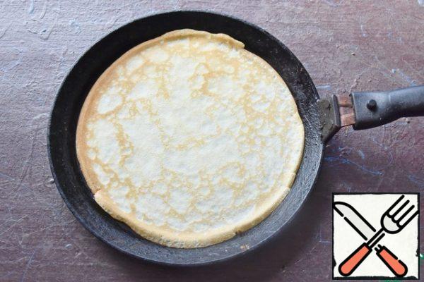 Bake crepes in a dry frying pan. Fold the pancakes in a pile and cover with a clean napkin.