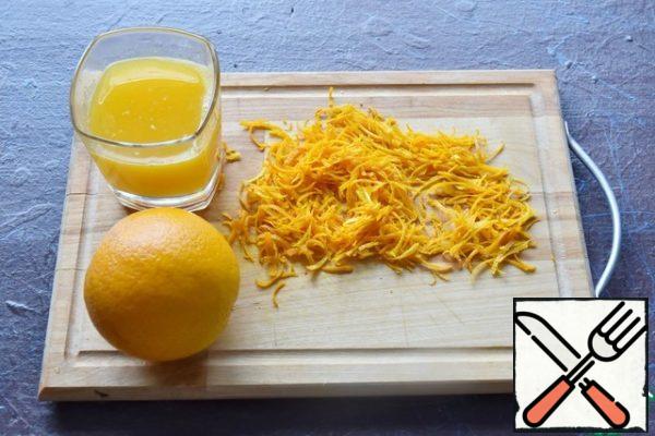 For the sauce, remove the zest from the oranges and cut it into strips. Squeeze the juice from the pulp.