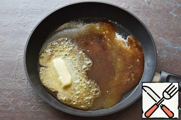 Pour sugar into the pan, put it on the fire and wait for it to completely melt and caramelize. Add the butter.