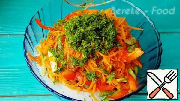We drain the water from the funchosa through a shower and rinse it with cold water. Now we put stewed vegetables in a deep bowl to the funchose, then add salt, pepper to taste, apple cider vinegar, chopped herbs, meat, soy sauce, mix the salad is ready!