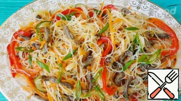 The salad turns out juicy and very tasty and it still turns out a lot)