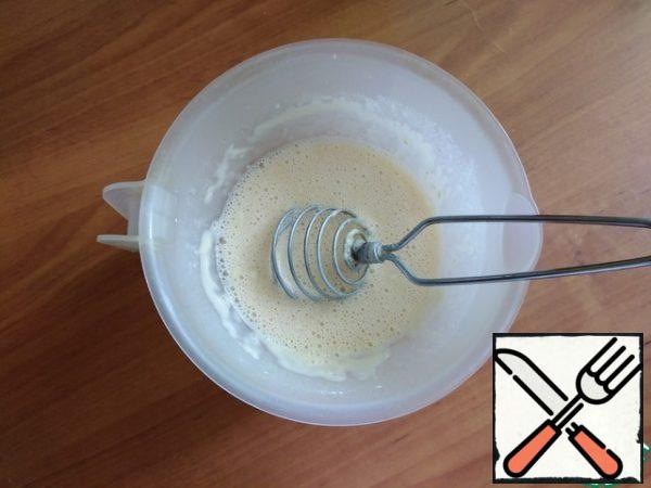We make the dough. Whisk together eggs, sugar, cream( milk), flour, salt and a couple of drops of almond extract or vanilla. You can take vanilla or vanilla sugar.