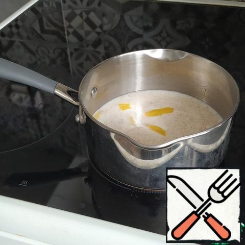 Combine milk, 2-3 strips of lemon zest, sugar and sugar with natural vanilla in a saucepan and send it to the stove.Bring to a boil.