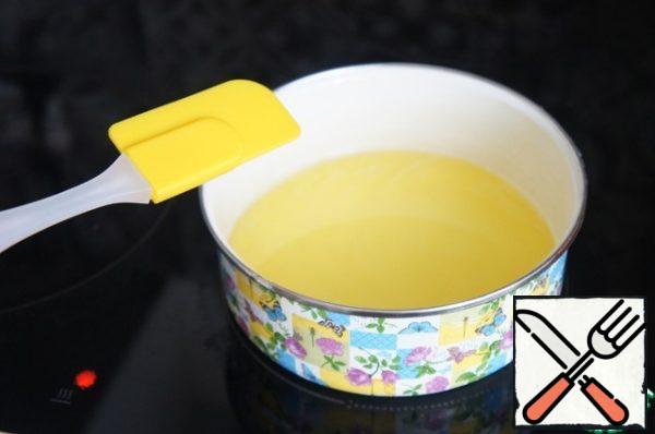 Heat the syrup with gelatin on the stove, pour in the liquor and warm it up well. Do not bring to a boil.