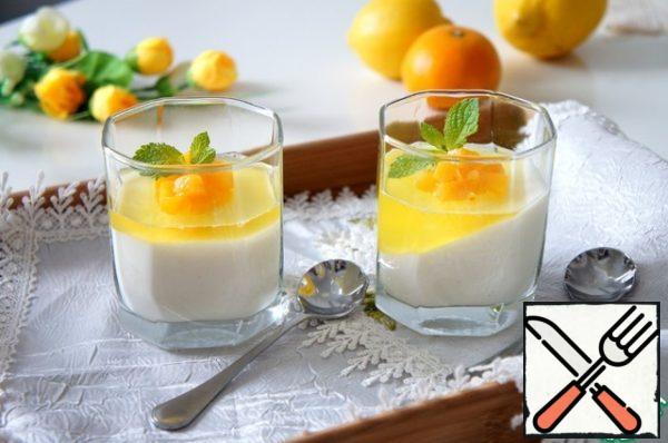 Allow the lemon mixture to cool and pour the second layer over the panna cotta.

Important: limoncello jelly is obtained with a bright taste, so it is better to make a thin layer of it, no more than 5-10 mm. So it will shade and complement the creamy vanilla layer.