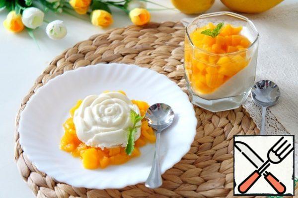 If you are preparing a dessert for children, exclude the liquor layer or replace it with jelly from the juice.

In order for the panna cotta to be really bombic , it must be cooled.
At least a couple of hours in the refrigerator.

Before serving, garnish with peach slices and mint.