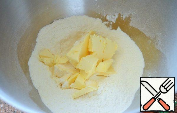 Add the pieces of butter, mix.