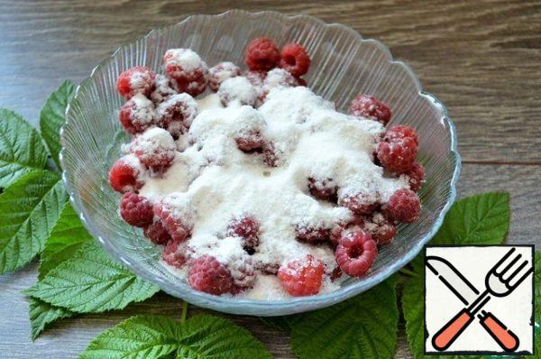Add sugar and starch to the raspberries, mix gently.
