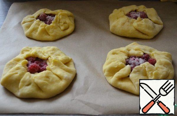And it is better to form biscuits on a baking sheet on which we will bake.
In the middle of the circle, put 1/4 of the filling, 6-8 cm.. Close in a circle, overlap, slightly pressing the dough at the joints.