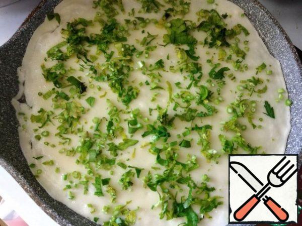 Fry the pancakes. My frying pan is D-24 cm. Grease a well-heated frying pan with oil and pour a thin layer of dough. Sprinkle immediately with a layer of chopped parsley. Fry on one side until a beautiful color.