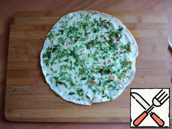 Turn over and fry until ready on the other side. We remove it on the board.