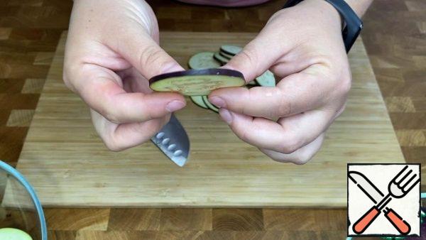 Cut the eggplant into circles (about 1-2 mm thick).