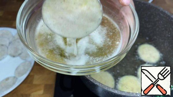 Pour the remaining beer into the container. Lower the eggplant first into the beer, then into the well-heated oil.
