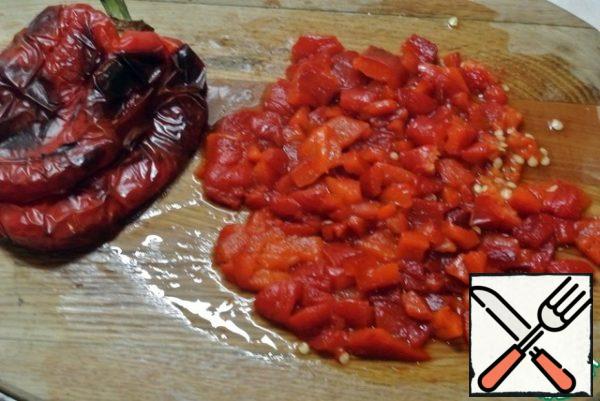 Sweet pepper bake in the oven. Put it in a plastic bag, remove the skin, cut into cubes.