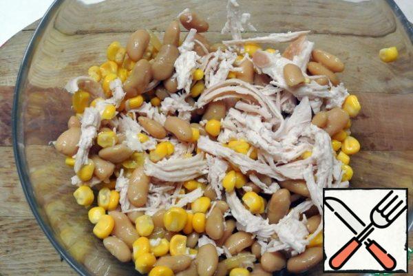 Drain the beans from the marinade, rinse. Add to the salad bowl.