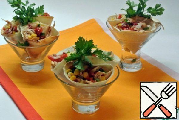 Put the prepared filling in each cone. Put it in a salad bowl or in cremans.