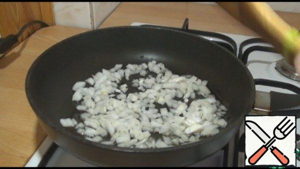Fry the onion in vegetable oil until transparent.