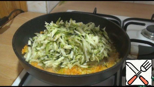 Add the zucchini grated on a coarse grater.