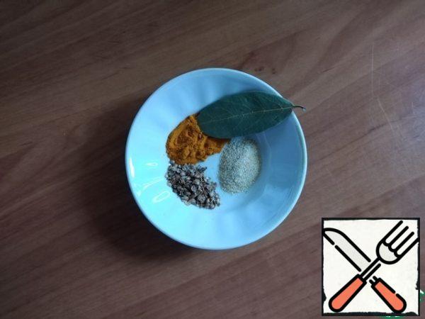 A set of spices for soup. The original recipe uses asafoetida powder. I did not have one, and on the advice, I replaced it with garlic powder.