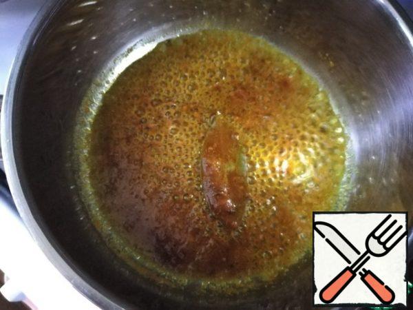 Heat the melted butter (1.5 tbsp.) in a saucepan with a thick bottom. Fry the bay leaf, coriander, asafoetida (you can replace it with dried garlic) and t urmeric for a few seconds.