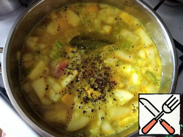 Pour hot water, pepper and salt to taste. Cover with a lid and cook on low heat until all the vegetables are soft. It's up to you to leave the vegetables whole or puree them. I'll leave the vegetables whole. If you are going to puree vegetables, then do not forget to take out the bay leaf!