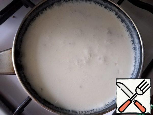 While the vegetables are cooking, heat the butter in a small saucepan or frying pan over medium heat. Fry the flour in it, stirring constantly, until golden brown (1-2 minutes). Pour in the hot milk and stir the mixture quickly for 2 minutes, until the sauce thickens.