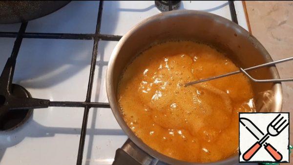 We put it on medium heat, stir constantly and bring it to an active boil. Cook for 4-5 minutes, stirring.