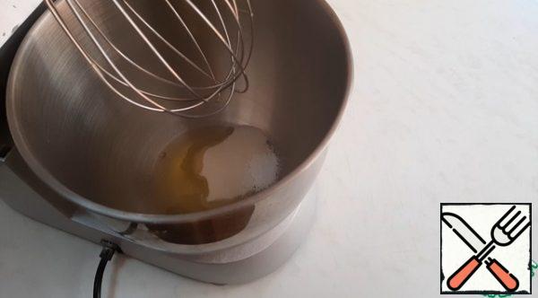 Pour the proteins into the bowl of the mixer, add sugar and citric 
