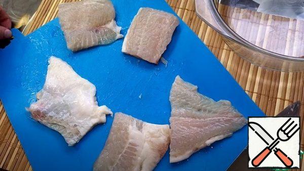 Pangasius should be prepared, washed very well, then cut into portions.